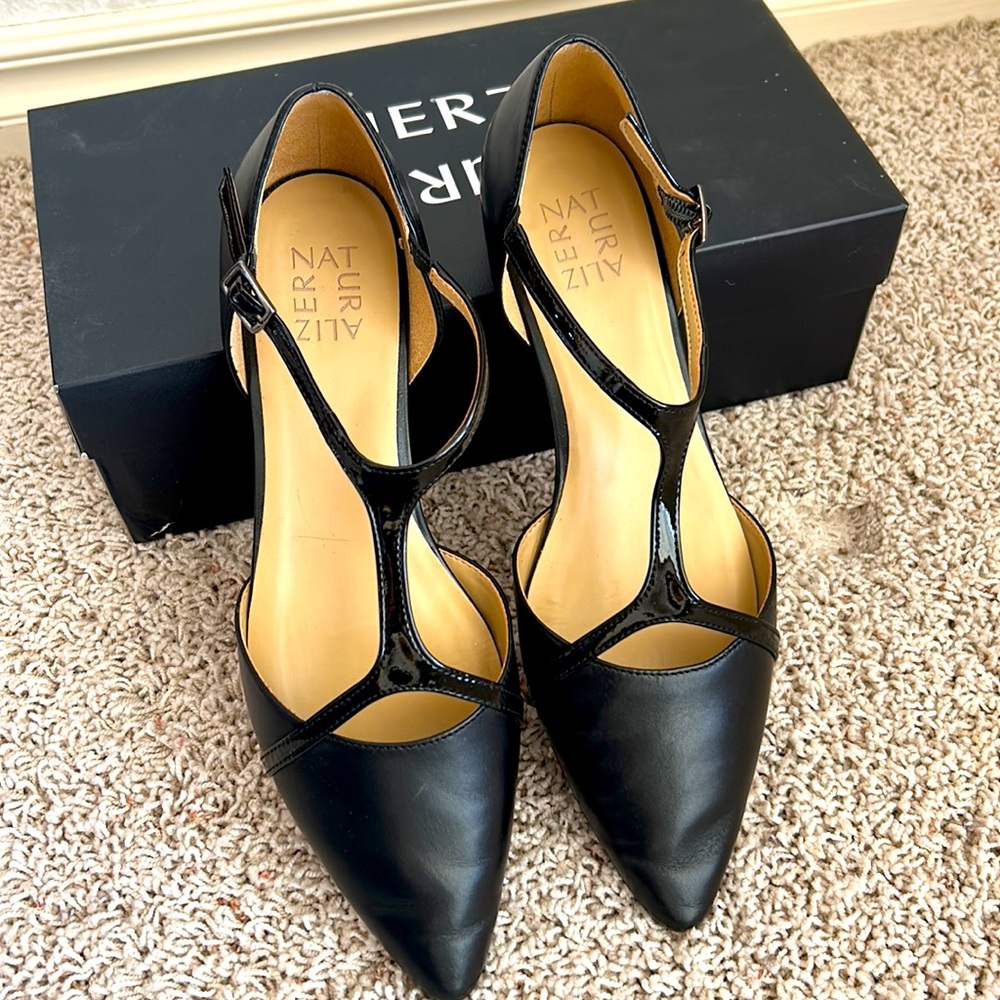 NATURALIZER⭐️Almost NEW🖤T-STRAP Pointed Black LEATHER FLATS. Worn ONCE 3 hours. - Picture 2 of 13